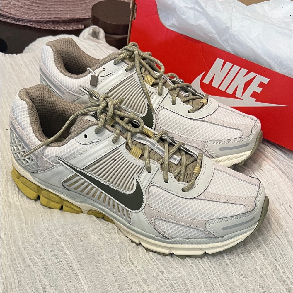 Nike Men's Cream and Olive Sneakers